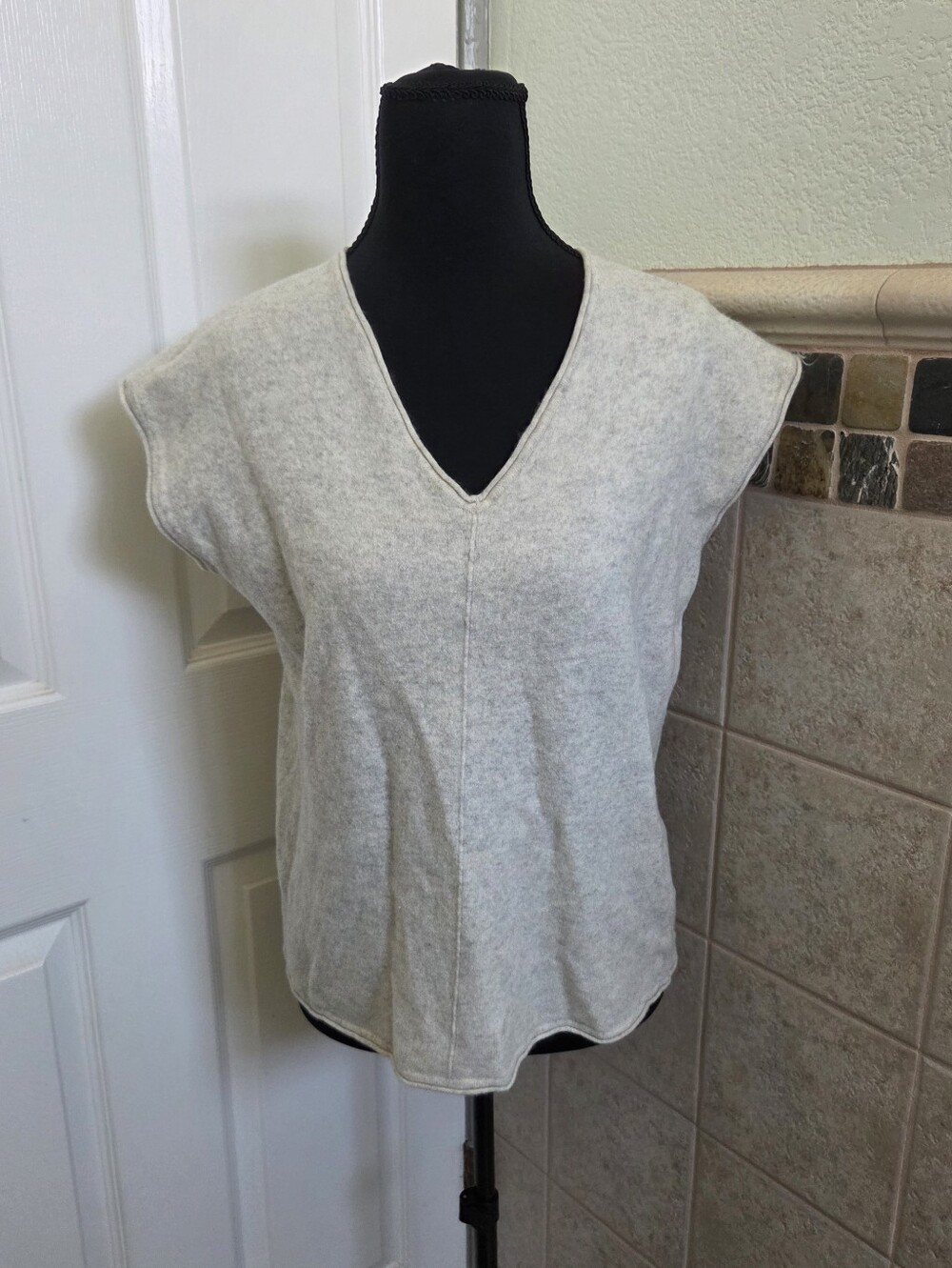 Vince Heathered Oatmeal V-Neck 100% Cashmere Sleeveless Sweater Minimalist SM